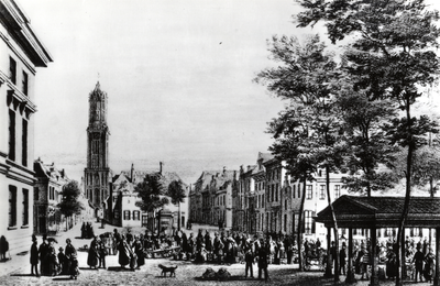 601603 Afbeelding van de groentenmarkt op de Mariaplaats te Utrecht met in het midden de pomp en rechts een gedeelte ...